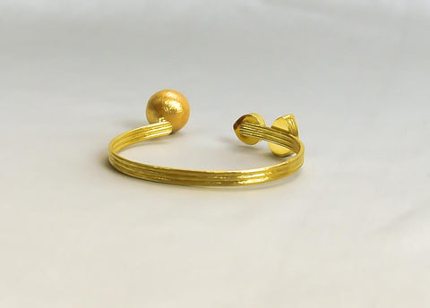 The Crown - 22 K gold platted Bracelet with Amber & Black color polished Stones